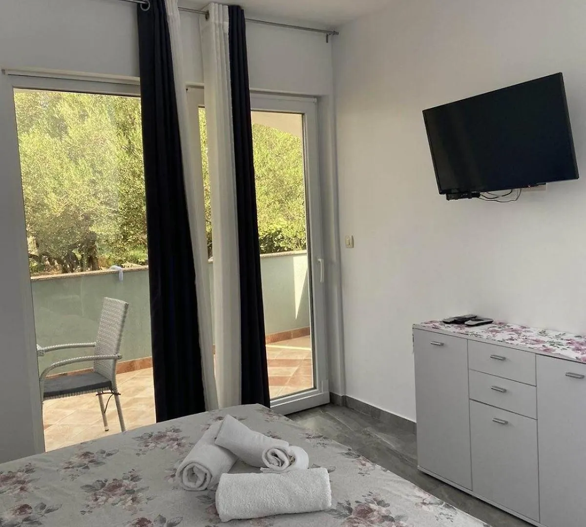 Apartments With A Parking Space Mundanije, Rab - 21543 Croatia