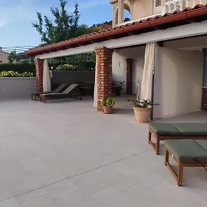 Apartman Tinjarosa, Mundanije